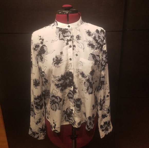 Floral button down blouse - Picture 2 of 2